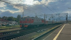 Электровоз ЭП2К-272 «имени Валерия Ковалёва» с пасс.поездом на ст.Тосно, июнь 2026 года