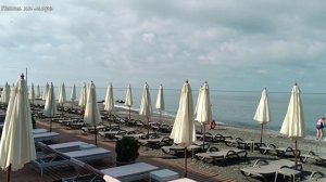 Утро на пляжах «Чайка» в Адлере. Народ уже подтягивается, пока не жарко, 22 июня 2026 года.