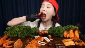 Мукбанг лапша, грибы, кишки на гриле Еда на камеру