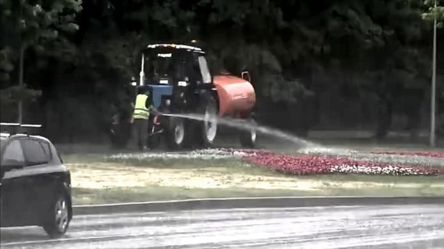 Поливают и дождь и работник