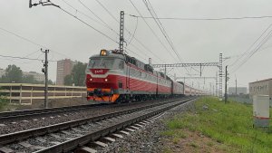 «В ливень в Питере!» Электровоз ЧС7-228 с поездом «Северная Пальмира» на перегоне, июнь 2026 года