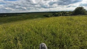 По полям