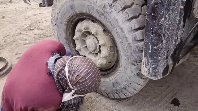 Ремонт колеса карьерного самосвала. Пакистан смотреть онлайн