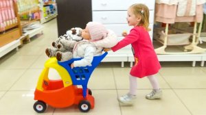 ВЛОГ: Кукла Катя и Настя КАК МАМА в детском магазине покупает новые игрушки