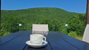 С утра, мы все красавицы😉 утренний кофе с видом на горы☕️вдали от цивилизации