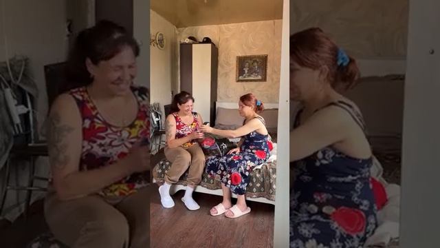 ИРИШКА РАЗДАЁТ ВЕЩИ ИЗ СВОЕГО ГАРДЕРОБА! смотреть онлайн