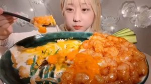 Мукбанг маринованные сырые креветки с рисом Еда на камеру