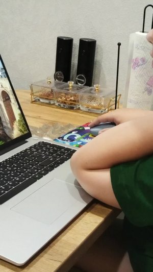 Играю во FNaF, ROBLOX, Яндекс игры и GD.