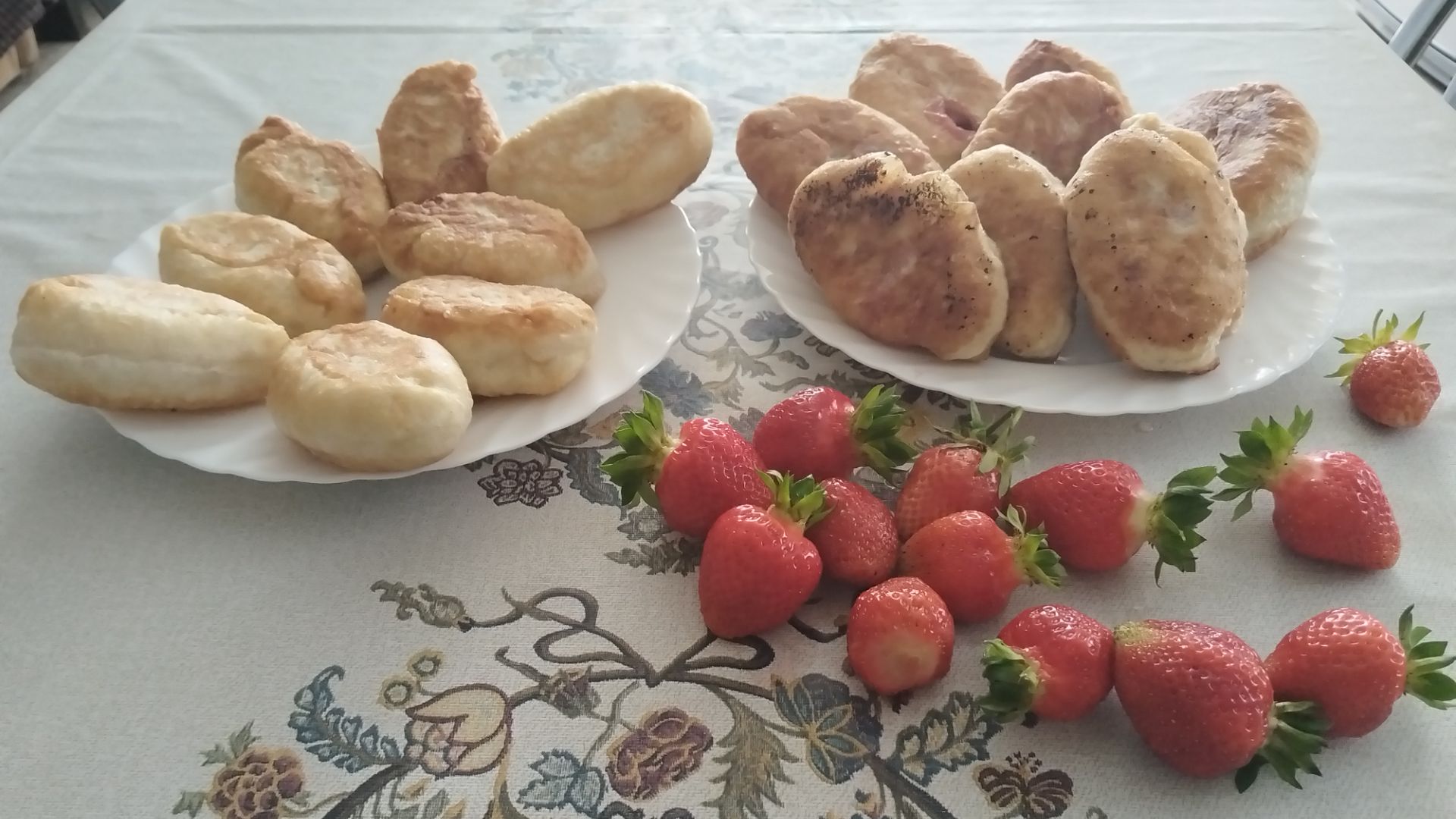 Ночной гость. Пирожки с клубникой на сковороде.