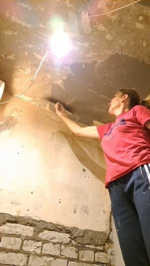 Шок ремонт в хрущевке! Штукатурка потолка и стены под плитку своими руками.