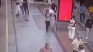 Полицейские задержали мужчину, угрожавшего пистолетом другим пассажирам метро в момент конфликта
