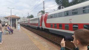 эп 20 проезжает станцию Голутвин со скорым поездом на Москву под эп 20 001 с двухэтажным составом