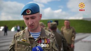 Олег Николаев чĕмсĕр чикĕсене хăпартакансене халалланă мемориал умне чĕрĕ чечексем хучĕ