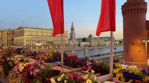 Москва в волшебный синий час ✨ Кремль и яркие огни города