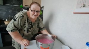 Готовлю холодник из свеклы на ряженке. На всякий случай купила сосиски, вдруг свекольник не зайдёт.