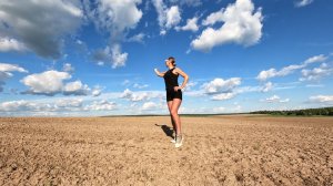 Ирка снова в поле с металлоискателем. Копаю, собираю Иван чай, загораю...