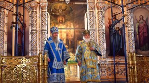 Батюшка наш молится на нас!