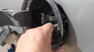 Замена кнопки лючка бензобака Kia Ceed JD 2013г.mp4