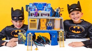 Влад и Ники играют с игрушками Бэтмена Влад и Никита