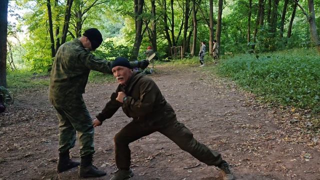 Упражнения с ножом. Тренировка быстрого входа в атаку со сменой уровня и заходом за спину. смотреть онлайн
