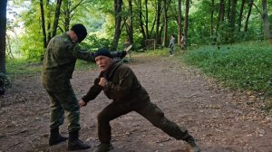 Упражнения с ножом. Тренировка быстрого входа в атаку со сменой уровня и заходом за спину.
