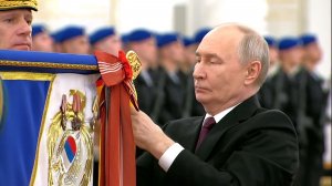 Путин вручил Президентскому полку орден Жукова: «Вы защищаете сердце России»