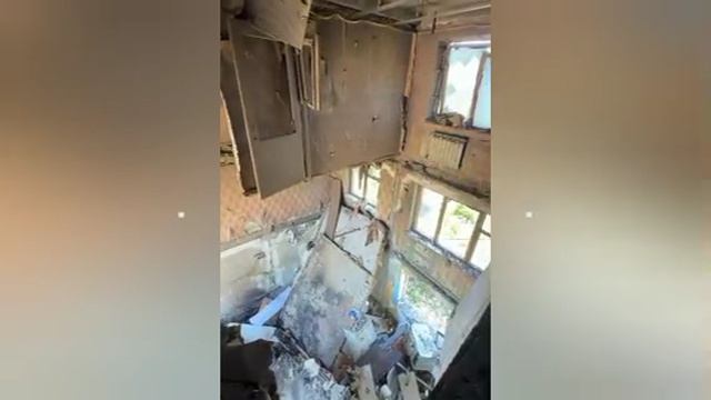 Так выглядит пятиэтажка в Горловке после атаки фашистов,где погибли люди смотреть онлайн