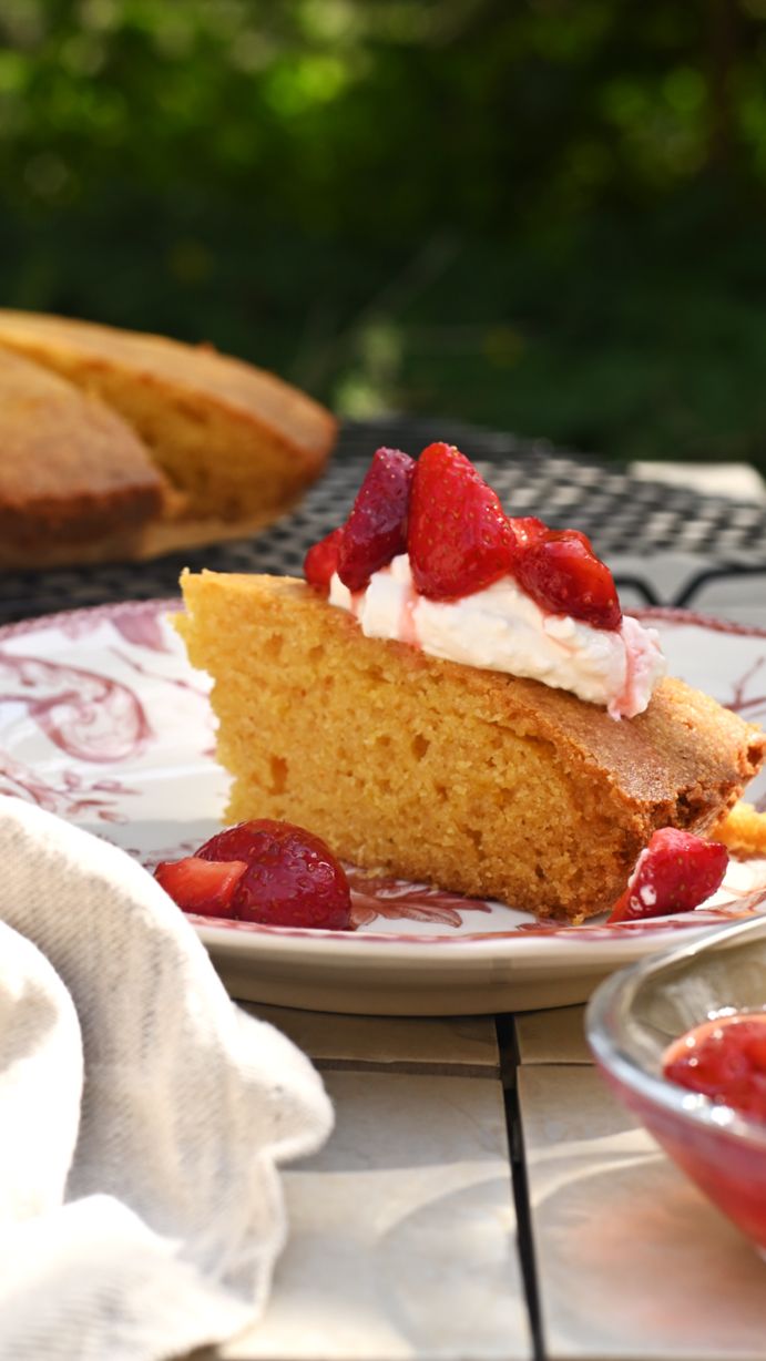 Пирог из поленты с кремом из маскарпоне и двумя видами клубники  #летнийдесерт   #десертизклубники