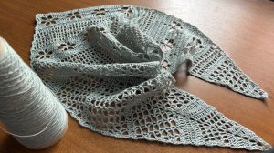 Готовая работа: асимметричная косынка крючком. Узор - цветы, стрекозы, сетка. 100% лен