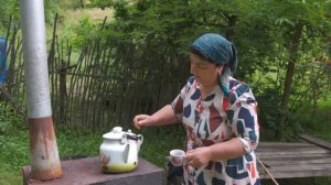 Две сестры строят самодостаточную жизнь в горах.
