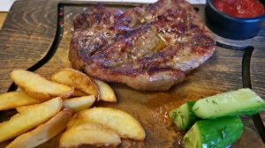 Сочный свиной стейк с хрустящими огурчиками и картошкой