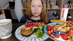 Мукбанг Стейк лосося, брокколи, клубничный пирог с мятой, ягоды.