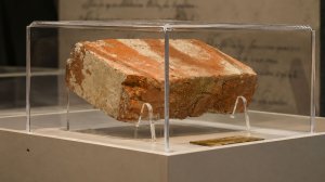 Кирпич из стен Брестской крепости стал экспонатом музея обороны Ленинграда