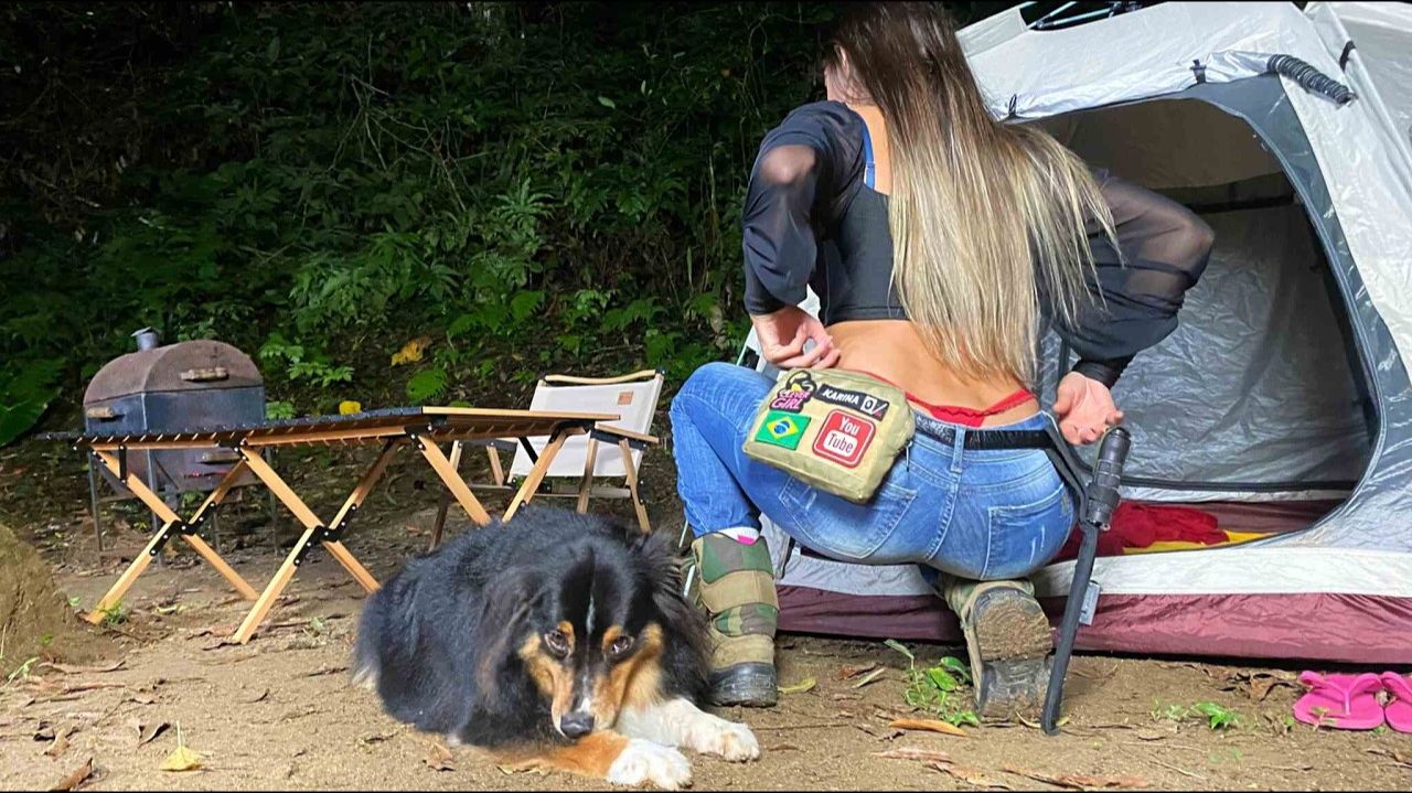 Бразильская девушка готовит вкусное барбекю - ASMR Camping