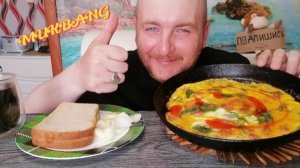 МУКБАНГ/ОБЖОРЫЧ/ОМЛЕТ НА СКОВОРОДЕ С КОЛБАСОЙ/ЧТО КУПЛЮ?