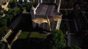В небе возле Тауэра пролетела восьмиметровая модель дракона Сиракса
