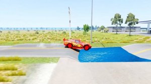 Эпичная гонка от гигантского буксировщика против машин Молнии в BeamNG