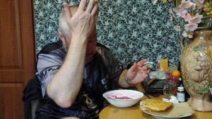 Мукбанг, еда на камеру. Свекольник с чебуреком. Малина и абрикос.
