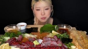 Кореянка ест сашими. Мукбанг. Кореец едят на камеру. Мокбанг
