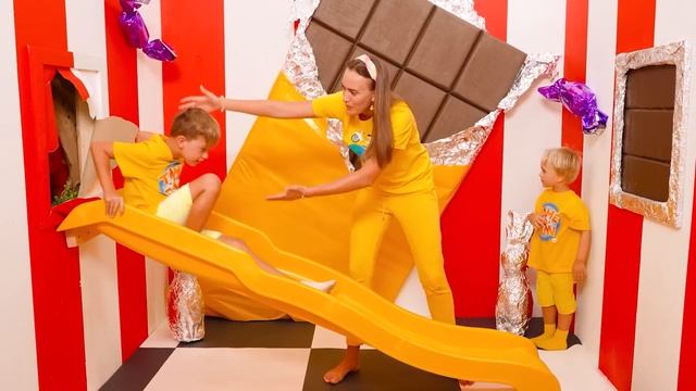 Крис играет с детскими масками и другие веселые приключения с друзьями! смотреть онлайн