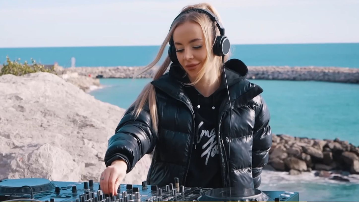 Karry G - Live from Spain Melodic Techno & House смотреть онлайн