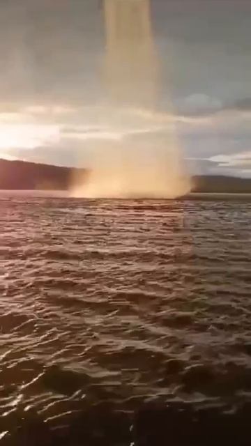 В Пермском крае сняли, как смерч набирает воду из реки Кама