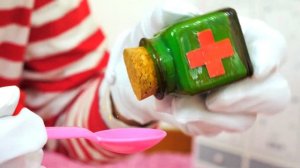 Кукла Беби Бон Эмили и Мим Сэм играют с игрушечным мороженым и набором доктора
