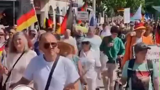 Участники митинга в Германии требуют отставки Мерца из-за недовольства экономикой и внешней политико смотреть онлайн