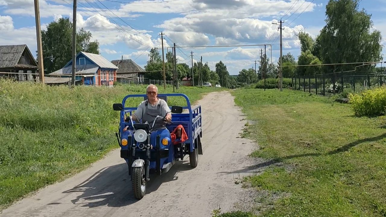 Добавили завитушек в наш деревенский дворик. Катались на трицикле. Намазали деревья клеем. Июнь 2026 смотреть онлайн