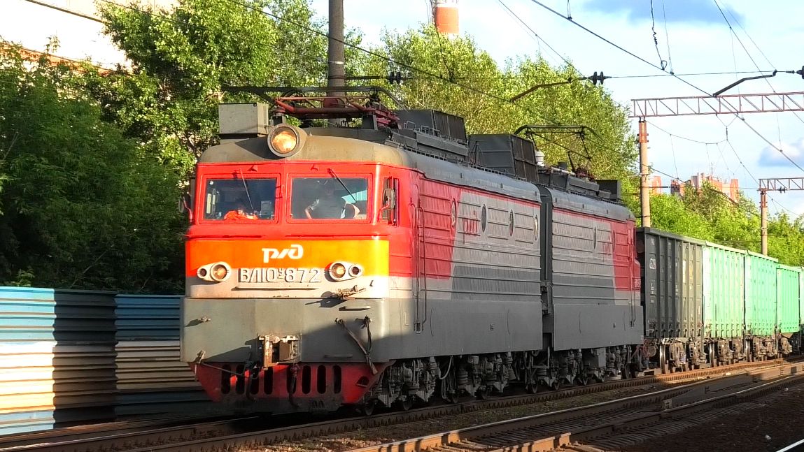 ВЛ10У-872 с грузовым поездом следует через о.п. Первомайская