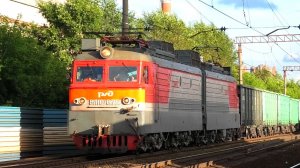 ВЛ10У-872 с грузовым поездом следует через о.п. Первомайская