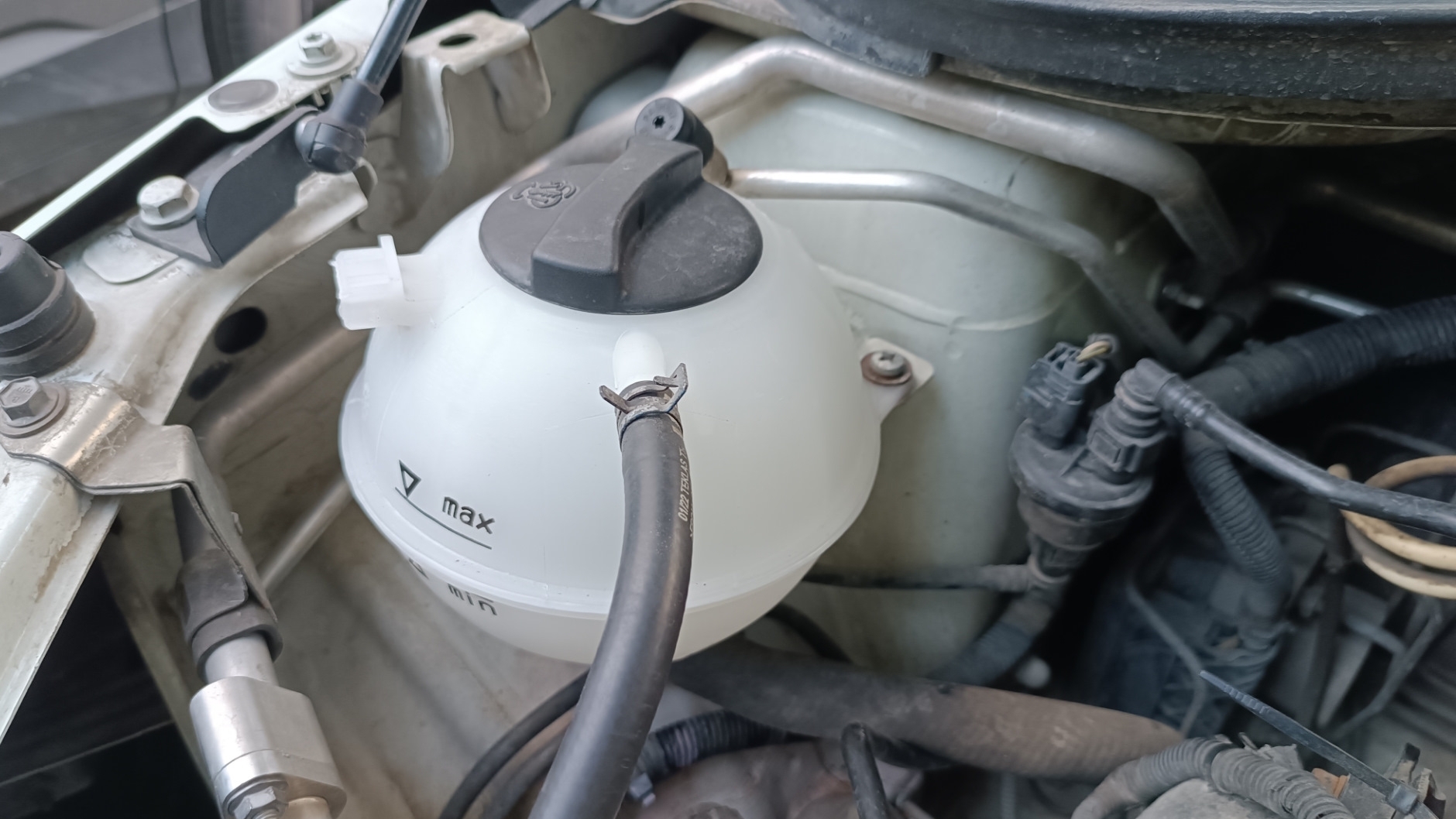 Расширительный бачок от Volkswagen Jetta III на Лада Веста + стеклоочистители Деталиус