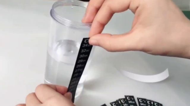 Необычная наклейка, показывающие температуру