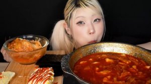 Кореянка ест свинину. Мукбанг. Корейцы едят на камеру. Мокбанг